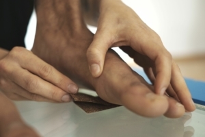 Podotherapie ist ein gutes Hilfsmittel um ein physiologisch richtiges abrollen der Füße zu erreichen.